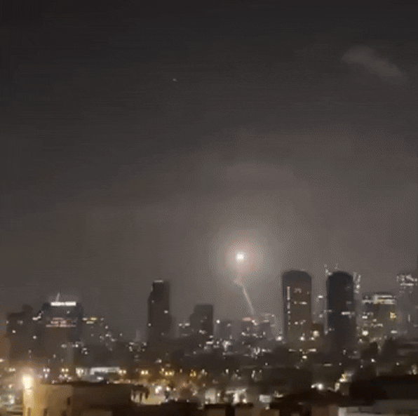 16일(현지시간) 이란 반관영 타스님 통신은 “이스라엘 방공시스템이 재앙적 오발 사고를 일으키며 (오히려) 자기 위치를 공격했다”라고 보도했다. 사진은 이란 매체들이 공유한 관련 동영상 일부. 2025.6.16 타스님 통신