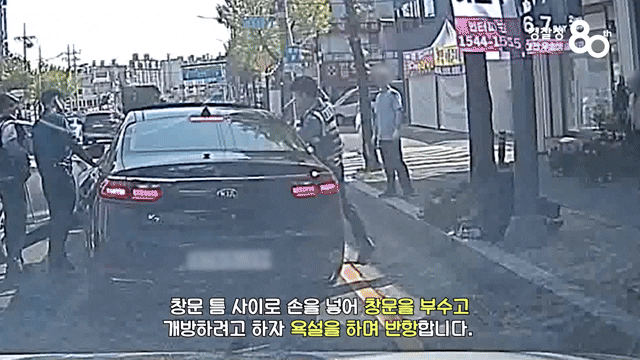 4월 26일 오전 9시 40분쯤 대전 서구 도마동의 한 도로에서 음주운전·난폭운전·공무집행방해 등 혐의로 현행범 체포되는 30대 남성. 경찰청 공식 유튜브(대전서부경찰서 제공)