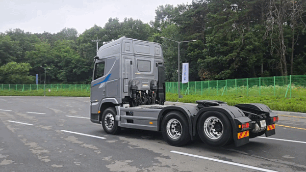 17일 충남 천안의 현대자동차 글로벌러닝센터(GLC) 주행 시험장에 대형트럭 '더 뉴 엑시언트'가 차로유지보조 기능으로 주행하고 있다. 2025.06.17/뉴스1 김성식 기자