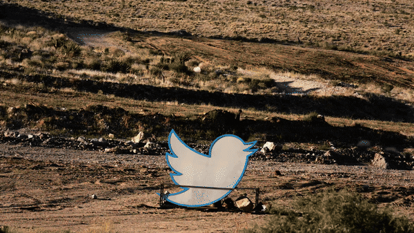 트위터 본사에 있던 트위터의 상징이 네바다 사막에서 폭파되는 영상이 공개됐다. (영상=디칫 유튜브)