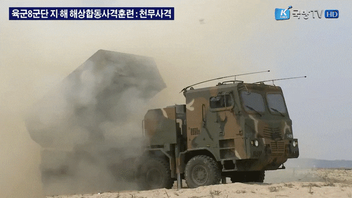 K239 '천무' 다연장로켓의 실사격 훈련 모습. / 국방홍보원 유튜브 캡처