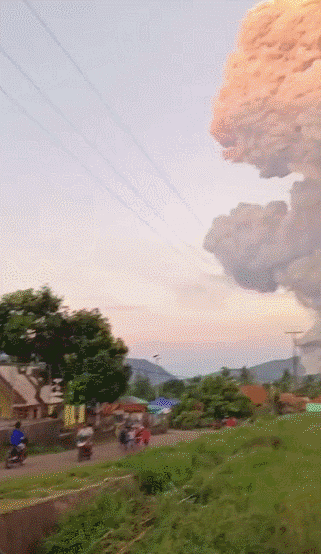 이번에 분화한 르워토비 화산의 화산재는 무려 11㎞ 높이까지 치솟았다. /X(옛 트위터)