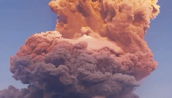 17일 분화한 인도네시아의 르워토비 라키라키 화산으로 버섯 모양의 화산재 구름이 만들어 졌다. 사진=인도네시아 BNPB 엑스 캡처