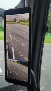 차로유지보조기능을 사용하면서 차선을 일정한 간격으로 유지하며 달리고 있는 신형 엑시언트. 영상=최수진 기자