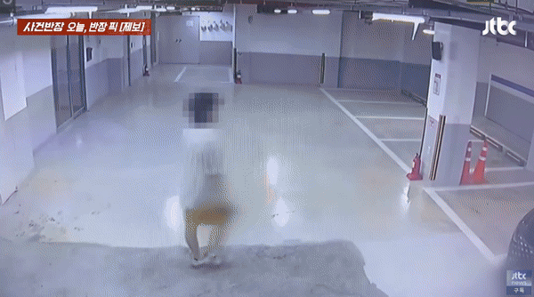 경기 성남시 한 오피스텔에서 흉기를 든 남성이 주차된 차량을 파손하는 모습의 CCTV 영상이 공개됐다. /사진=JTBC '사건반장' 캡처