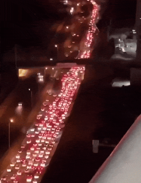 이란 테헤란 카라즈-찰루스 도로에서 이란을 빠져나가려는 사람들로 도로가 꽉 찼다. [엑스]