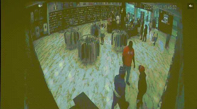 [서울=뉴시스] 타이론 그레이(27)는 미국 오하이오주 콜롬비아에 위치한 쇼핑몰에서 피해자와 말다툼 끝에 총으로 쏴 죽인 뒤 정당방위를 주장했다. (영상='10 WBNS' 캡처) 2025.06.17 *재판매 및 DB 금지