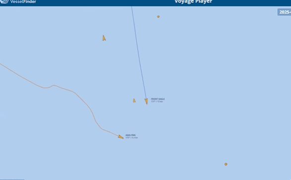 선박 추적 웹사이트에서 두 선박의 충돌 당시를 보여주는 화살표. 위는 프론트 이글 호의 움직임, 아래는 아달린 호.