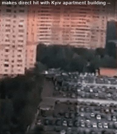 현지시간으로 17일 우크라이나 수도 키이우를 겨냥한 러시아군의 대규모 미사일과 드론 공격이 이어지는 가운데, 러시아군이 발사한 이란제 샤헤드 드론이 건물을 향해 다가가다 충돌하면서 화재가 발생했다.