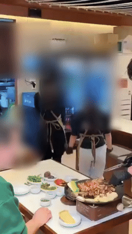 식당 종업원들이 일명 '터미널 댄스'를 추는 모습. /온라인 커뮤니티 캡처