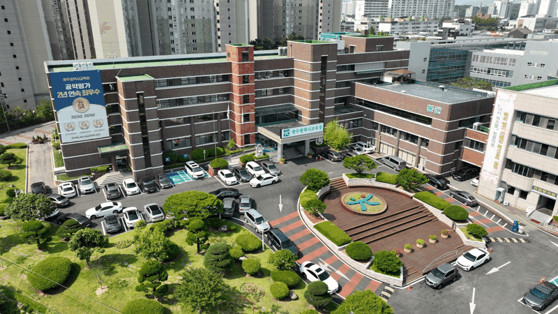 광주광역시교육청<사진>은 최근 광주지역 35개 사학법인과 '사립 신규교사 임용시험 제도 개선 관련 협의'를 마무리해 내년부터 광주지역 모든 사학법인이 신규 교사 채용 시 시교육청 주관 위탁시험에 참여한다고 밝혔다. 광주광역시교육청 제공