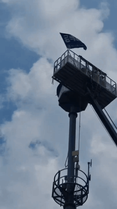 김형수 금속노조 거제통영고성조선하청지회장이 19일 서울 중구 한화빌딩 앞 철탑을 나와 크레인에서 금속노조 깃발을 흔들고 있다. 탁지영 기자