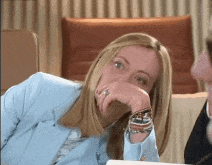 에마뉘엘 마크롱 프랑스 대통령 귓속말을 듣는 조르자 멜로니 이탈리아 총리. (출처=X)