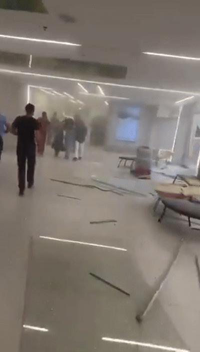 19일(현지시간) 이스라엘의 소로카 병원이 이란의 탄도미사일 공격을 받자 병원에 있던 사람들이 긴급하게 대피하고 있다. /영상=X