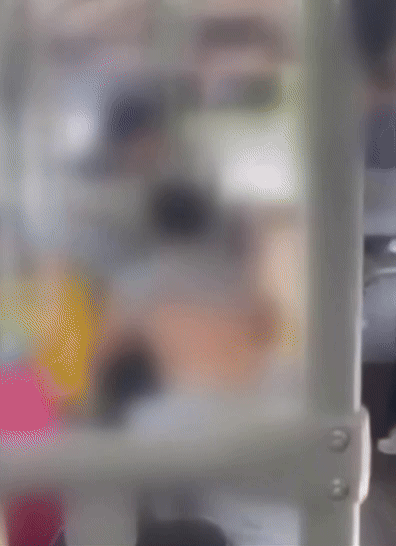 [뉴시스] 버스에서 80대 노인을 폭행하던 남성을 말린 승객이 벌금형을 선고받았다는 사연이 전해졌다. (영상=JTBC '사건반장') *재판매 및 DB 금지