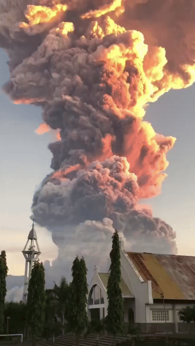 [서울=뉴시스] 분화한 레워토비 화산.(영상=엑스 옛 트위터, 틱톡 갈무리) *재판매 및 DB 금지