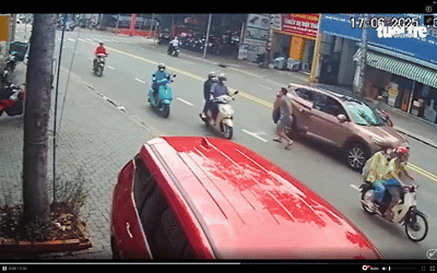 베트남 빈즈엉성의 한 도로에서 남성 운전자에게 발로 차인 여성 운전자가 사망했다. 뚜오이째 갈무리