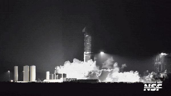 스타십이 정기 시험 중 거대한 불덩어리를 만들며 폭발했다. 정확한 원인은 아직 밝혀지지 않았다. (영상=NASASpaceflight 유튜브)