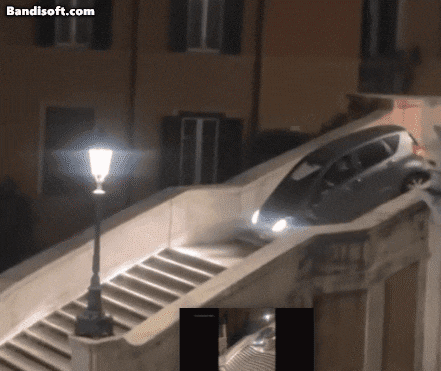 이탈리아 로마 스페인 계단에 차로 진입한 노인./ AP통신