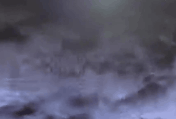 미 국방부가 공개한 2020년 11월 아프가니스탄과 파키스탄 국경 인근에서 촬영된 원반형 미확인 비행체(UAP)의 적외선 영상. 영상 속 비행체는 구름 사이를 자유롭게 이동하며 급격한 방향 전환과 고도 변화를 보여주고 있으며, 추진 흔적이 전혀 관찰되지 않아 기존 항공 기술로 설명이 어려운 현상으로 평가받고 있다. (영상=SNS)