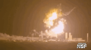 우주기업 스페이스X의 화성 탐사용 우주선 로켓 스타십이 18일 미국 텍사스주 보카치카 해변에 위치한 발사장 스타베이스에서 거대한 화염을 내뿜으며 폭발하고 있다. 미 국립과학재단(NSF) 유튜브 캡처