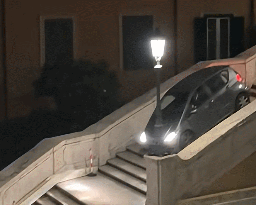 이탈리아 로마 관광 명소인 '스페인 계단' 위로 차량을 몬 80대 운전자가 현지 경찰에 붙잡혔다. /영상=유튜브 갈무리