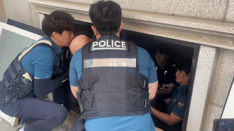 지난 10일 오전 관악구 봉천동에서 진행된 관악경찰서·관악소방서 주관 '집중호우 대비 반지하세대 인명구조 합동훈련' 모습. 경찰관들이 반지하에서 사람 크기의 마네킹을 구조하는 훈련을 진행하고 있다./영상=이현수 기자.