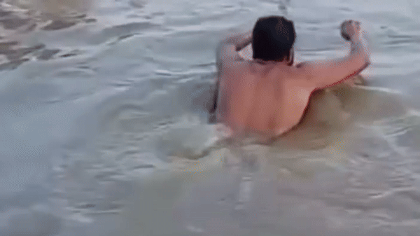 [뉴시스] 갠지스강에 빠진 비카스를 촬영한 당시 릴스 영상 일부. 인도 하르드와르에서 한 남성이 강물에 빠진 친구를 구조하지 않고 릴스를 촬영해 논란이다. (사진=인스타그램) 2025.06.18 *재판매 및 DB 금지