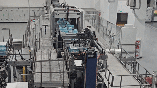 지난 16일 중국 길림성 연변조선족자치주 이도백하(二道白河)에 있는 연변농심 백산수 공장에서 포장된 2리터(L) 생수 제품들이 컨베이어벨트를 따라 이동하고 있다. /정재훤 기자