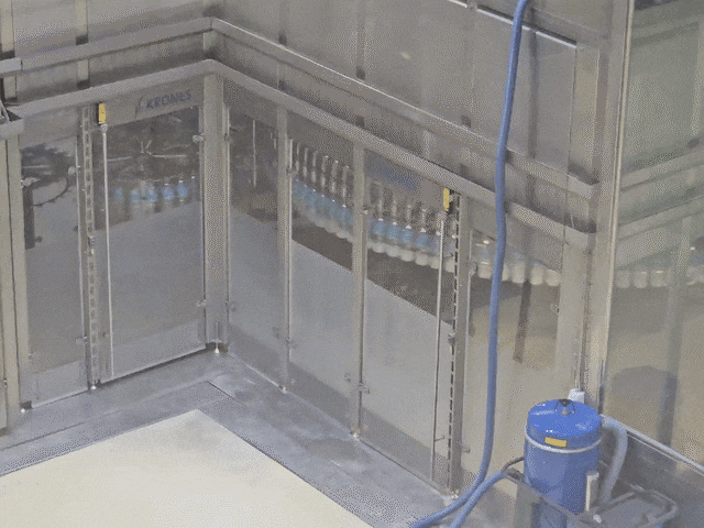 지난 16일 중국 길림성 연변조선족자치주 이도백하(二道白河)에 있는 연변농심 백산수 공장 내 설비에서 페트병이 이동하고 있는 모습. /정재훤 기자