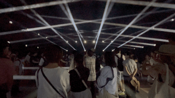 AI를 통해 관람객의 답변을 음악과 조명 쇼로 구현한 1관ⓒ News1 윤슬빈 기자