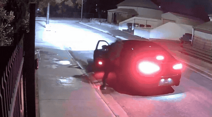 호주에서 남성들이 한 주택에 불을 지르려다 실수로 자신들이 타고 온 차량에 불이 붙어 차를 버리고 도주한 사건이 발생했다. /남호주경찰청