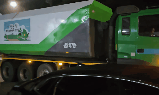23일 1시께 서울 상암동 자원회수시설(쓰레기 소각장)에 들어가지 못한 쓰레기 수거차량이 인천, 김포 등 매립지로 이동하고 있다. 수도권매립지는 오전 6시부터 문을 열고, 쓰레기를 일일이 대형차로 옮겨 실어야 해 시간·비용이 두 배 이상 든다고 한다. /권용훈 기자
