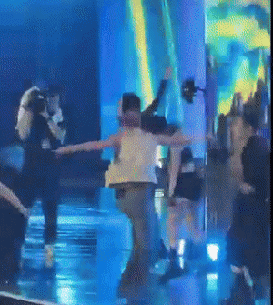 지난 21일(현지시간) 베트남 하노이의 미딘 국립경기장에서 열린 'K-STAR SPARK IN VIETNAM 2025'에서 무대를 펼치던 가수 지드래곤이 난입한 관객을 바라보며 미소짓고 있다. /사진=엑스 갈무리