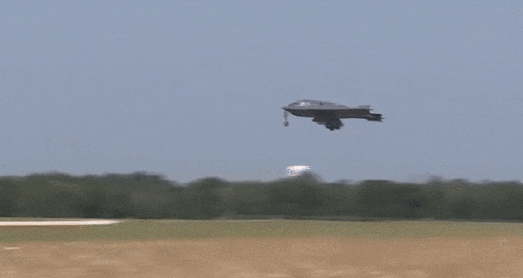 22일 작전을 마치고 미주리주 화이트먼 공군기지 착륙하는 B-2 스텔스 폭격기.