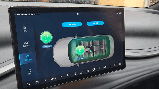 BYD 아토3 센터디스플레이에 실내외 공기질 데이터가 표시되고 있다./사진=도다솔 기자