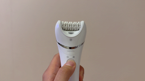 필립스 '샤티넬 어드밴스' 모근제거기를 구동하는 모습. ⓒ 뉴스1 김형준 기자