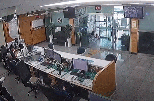 술에 취한 남성이 상의를 탈의한 채 비틀거리며 지구대 안으로 들어오고 있다. /경찰청 유튜브