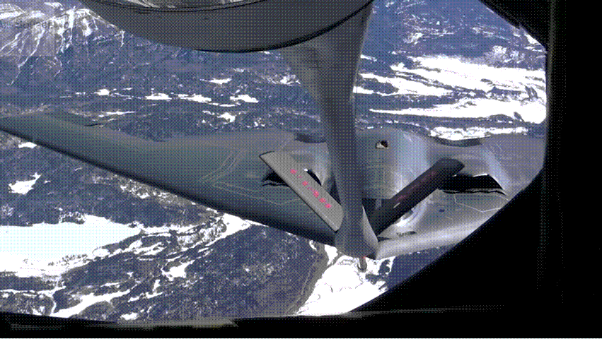 공중급유기가 B-2 스텔스 폭격기와 가까워지는 모습. /AiirSource 군사 채널 유튜브