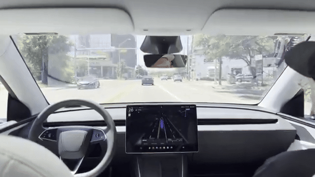 22일(현지시간) 미국 텍사스 오스틴에서 자율주행 중인 로보택시. 앞 차량을 따라 좌회전을 하려고 꺾었다가 다시 핸들을 꺾어 직진한다. 롭 모어러 엑스(X) 영상 캡처