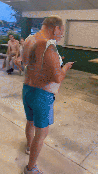 [뉴시스] 브라를 착용하고 자신이 트렌스젠더라고 주장하는 남성의 모습. (사진=X) *재판매 및 DB 금지