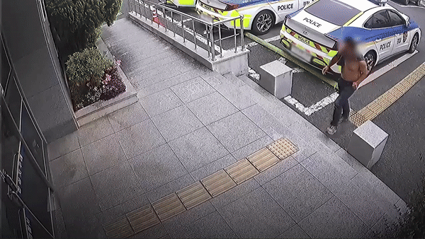 [서울=뉴시스] 상의 탈의한 채 비틀거리며 지구대로 들어온 남성.(영상=유튜브 채널 대한민국 경찰청 갈무리) *재판매 및 DB 금지