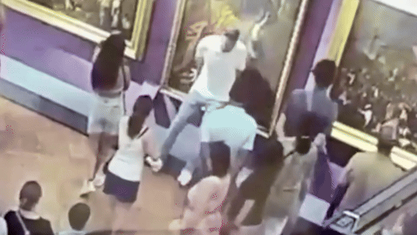 [서울=뉴시스]이탈리아 피렌체 우피치 미술관에서 한 관광객이 셀카를 찍다 18세기 초상화를 훼손해 논란이 일고 있다. (사진=데일리메일) 2025.6.23 *재판매 및 DB 금지