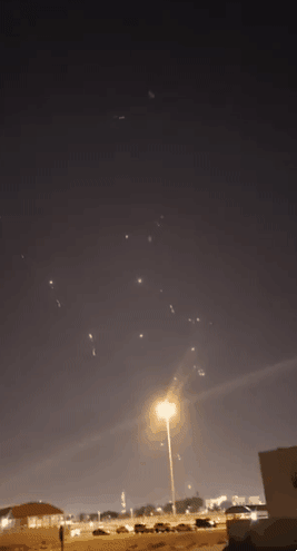 23일(현지시간) 이란이 카타르에 있는 알 우데이드 미 공군기지를 향해 발사한 미사일로 밤하늘이 밝게 빛나고 있다. 엑스 영상 캡처