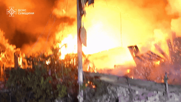 24일(현지시간) 우크라이나 내무부 산하 비상사태국이 공개한 영상 일부. 전날 러시아군의 공습으로 화재가 발생한 주택에서 진화 작업이 벌어지고 있다. 현지 당국은 이곳에서 8살 소년과 부모 등 일가족이 사망했다고 전했다. 2025.6.24 우크라 내무부