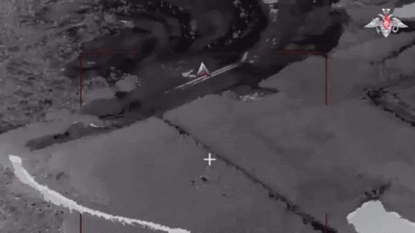 24일(현지시간) 러시아 국방부가 작전-전술미사일시스템(OTRK)으로 우크라이나 수미주에 있는 우크라이나군 동원훈련소를 공격해 100명을 제거하고 14대의 군용차량을 파괴했다고 주장하며 공개한 동영상 일부. 2025.6.24 텔레그램