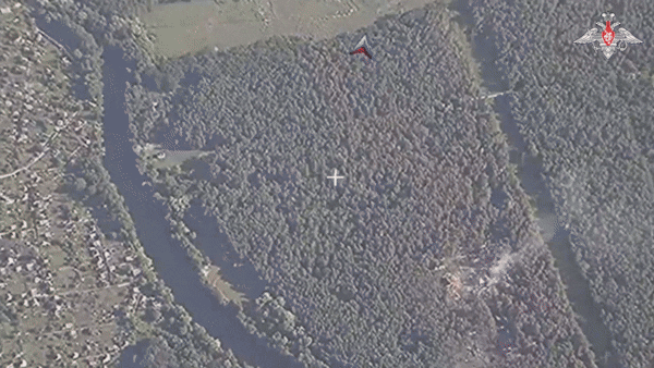 24일(현지시간) 러시아 국방부가 작전-전술미사일시스템(OTRK)으로 우크라이나 수미주에 있는 우크라이나군 동원훈련소를 공격해 100명을 제거하고 14대의 군용차량을 파괴했다고 주장하며 공개한 동영상 일부. 2025.6.24 텔레그램