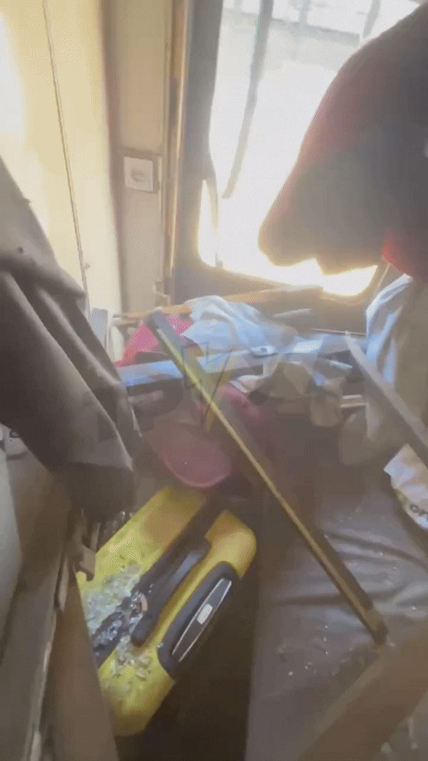 24일(현지시간) 러시아군의 탄도미사일 공격으로 드니프로페트로우스크주에서 최소 11명이 숨지고 160명이 다쳤으며, 사상자는 더 늘어날 수 있다고 볼로디미르 젤렌스키 우크라이나 대통령이 밝혔다. 사진은 이날 공격으로 파손된 민간 여객 열차 내부. 500명을 태우고 달리던 열차는 미사일 공격으로 파손됐는데 다행히 사망자는 나오지 않았다. 2025.6.24 텔레그램