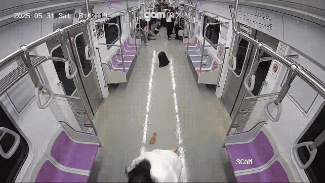 지난달 31일 서울 지하철 5호선 4번 칸에서 A씨가 휘발유를 붓고 불을 붙이는 모습./영상=서울남부지검 제공.