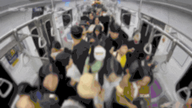 서울 지하철 5호선 5번칸에서 시민들이 화재를 대피하는 모습./영상=서울 남부지검 제공.